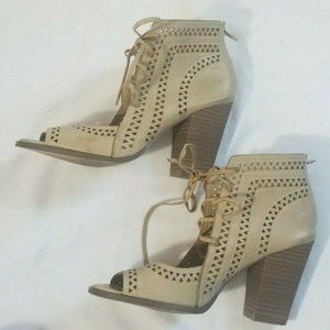 RESTRICTED Women’s Lace-Up Heel size 7